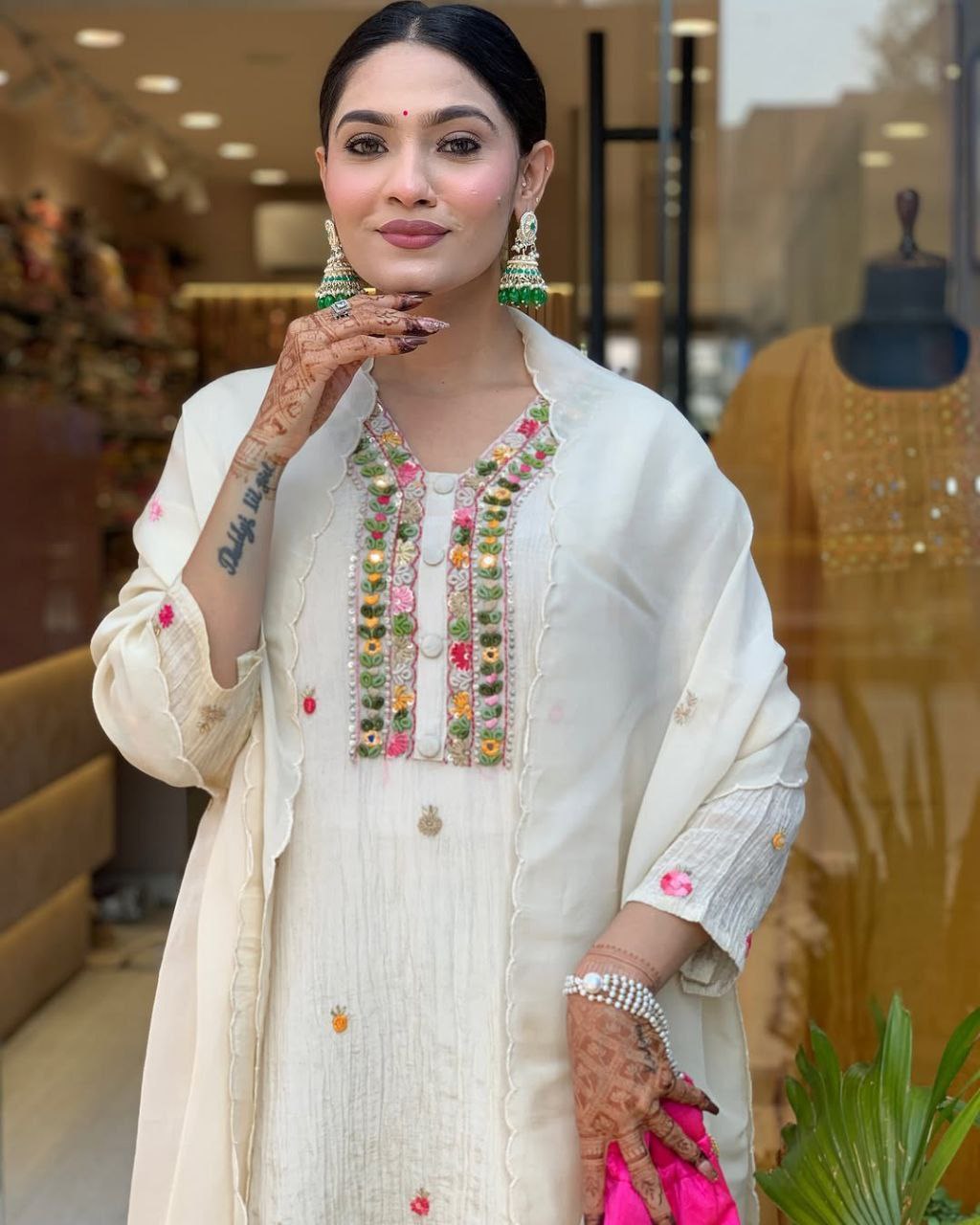 ROYAL WHITE PURE VISCOSE CHINON WITH SEQUENCE