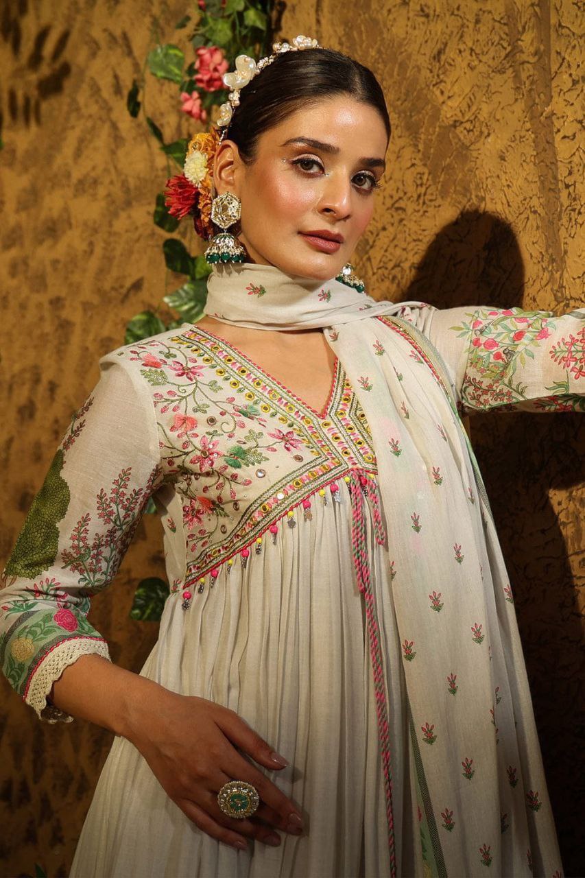 Featuring beautiful MUSLIN ALIA CUT Suit Set