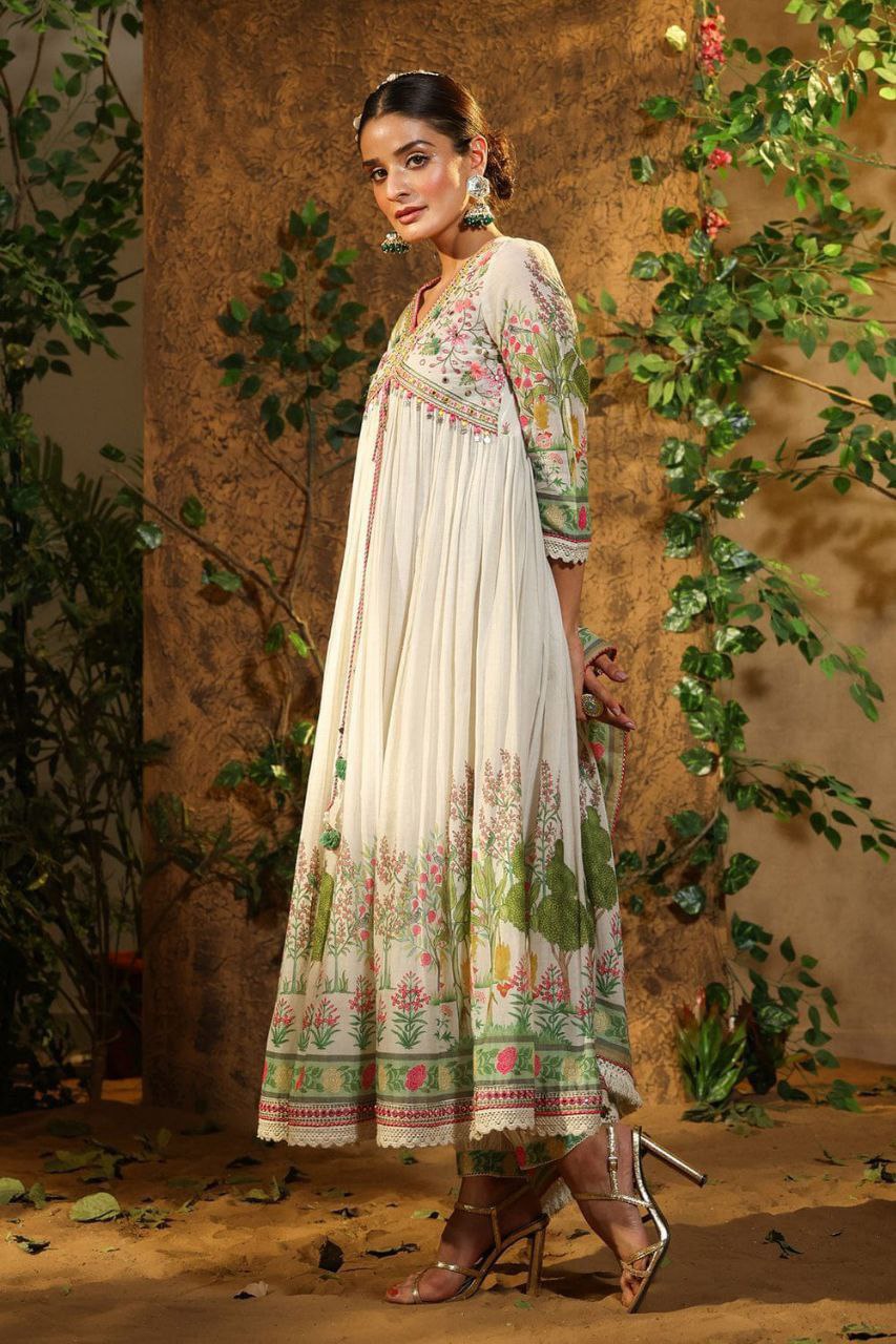 Featuring beautiful MUSLIN ALIA CUT Suit Set