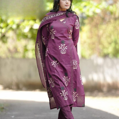 For a festive gathering, you’ll can opt for our kurti Set