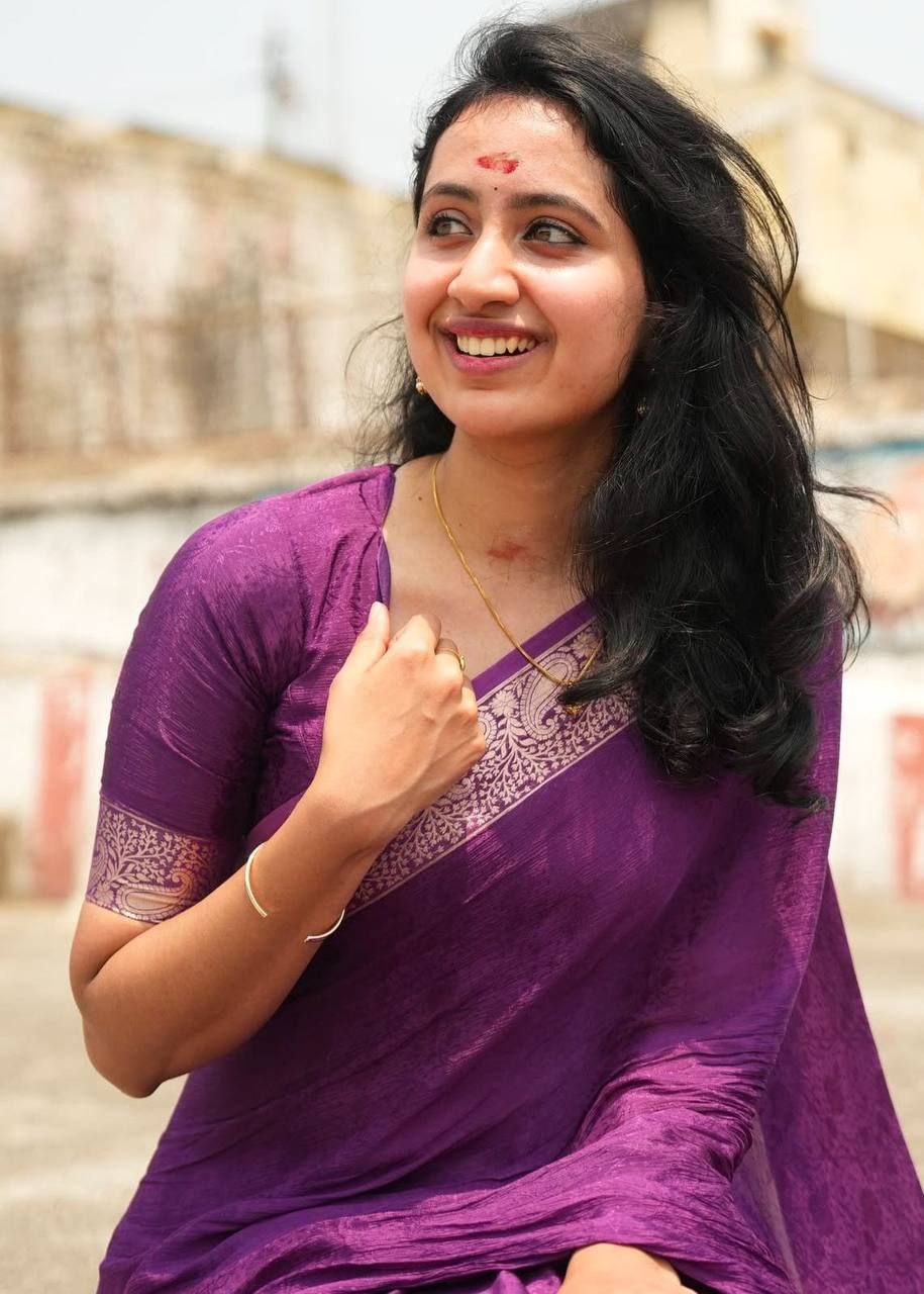 Viscose Chinon Weaving Pattern Saree- With Dola Banarasi Silk Blouse