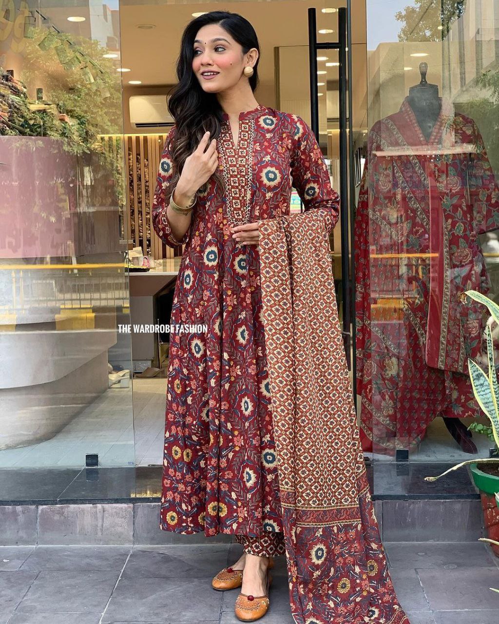 Heavy Suit Set which is beautifully decorated