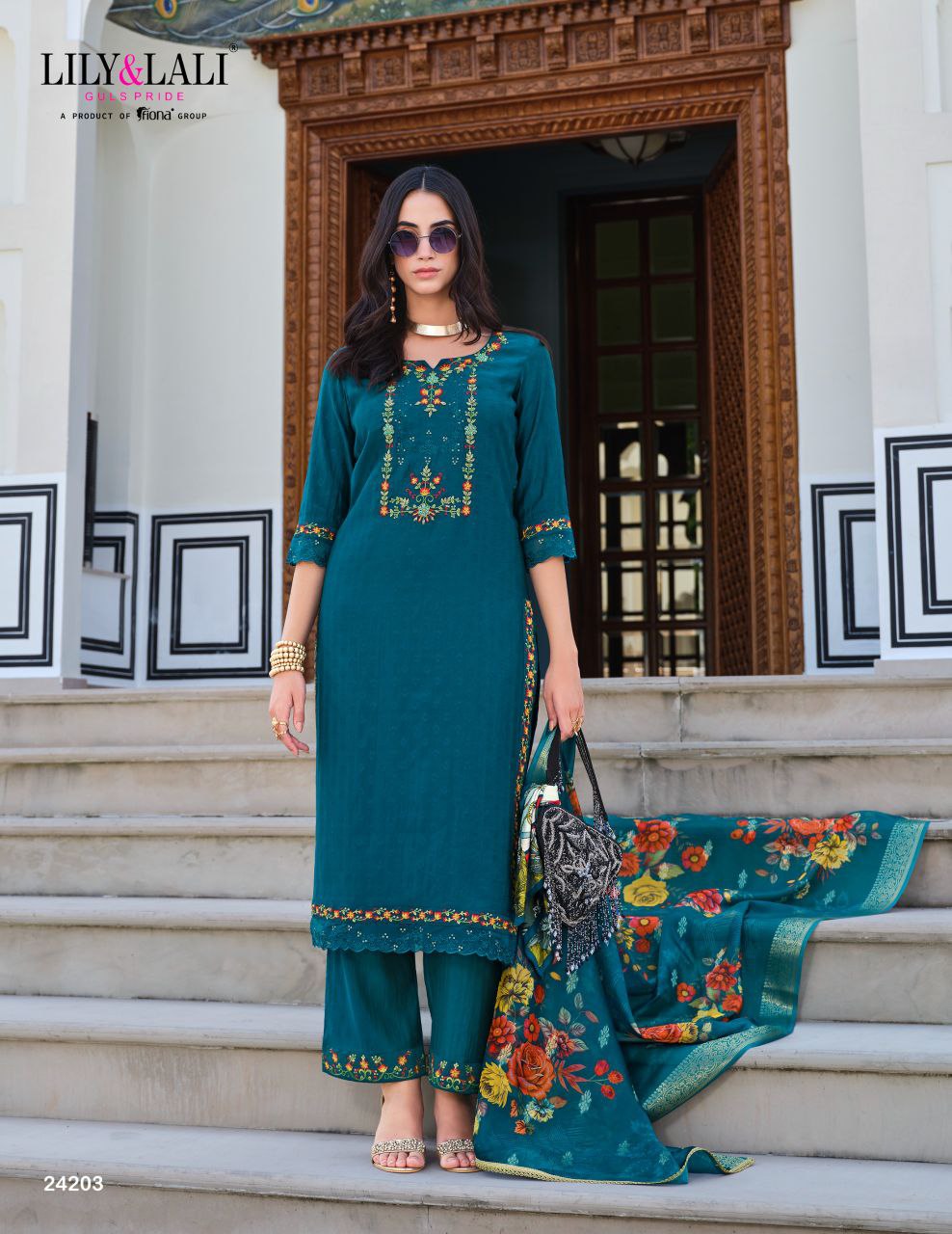 Green kurti in Embroidary Work And Jacquard Viscouse Silk