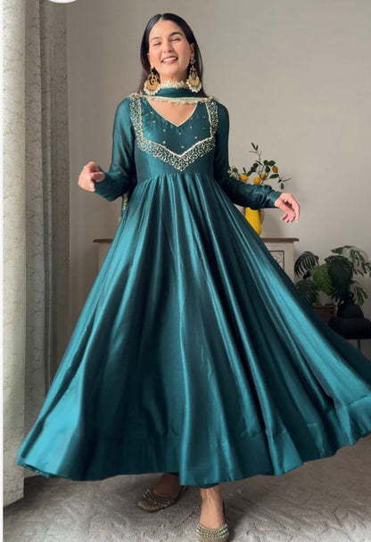 NEW ĐĚSIGNER PARTY WEAR LOOK GOWN WITH PANT AND EMBRODARY WORK