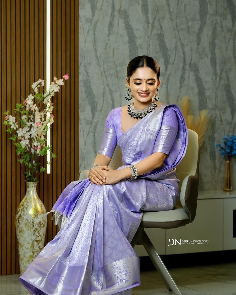 Lavender Pure Silk Banarasi Saree with Detailed Zari Borders and Woven Motifs