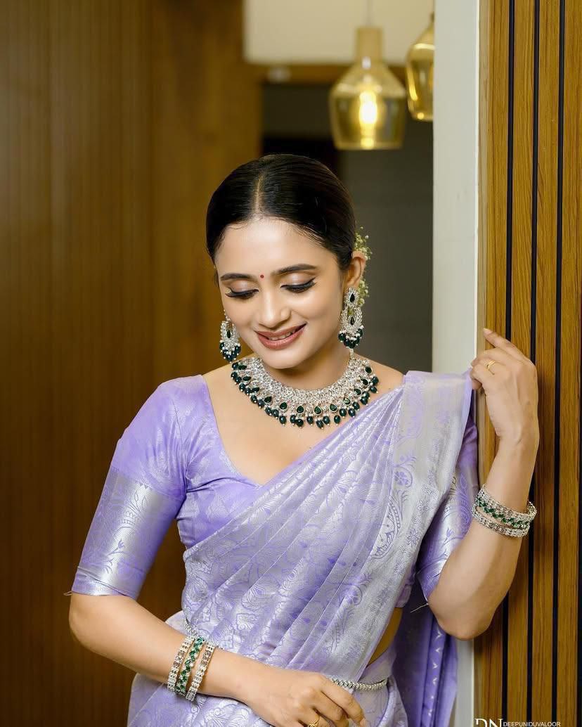 Lavender Pure Silk Banarasi Saree with Detailed Zari Borders and Woven Motifs