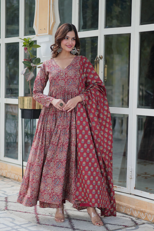 Trendy Pink Kurti with Pant & Dupatta Set – Stylish & Comfortable Ethnic Wea